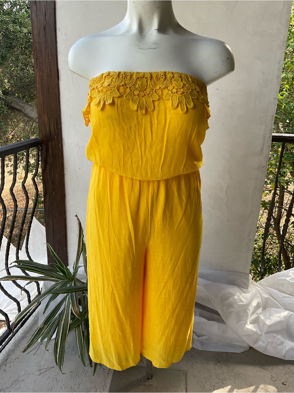 J. Gee sleeveless pantsuit sunny yellow lace elastic waist/neck cropped MP M